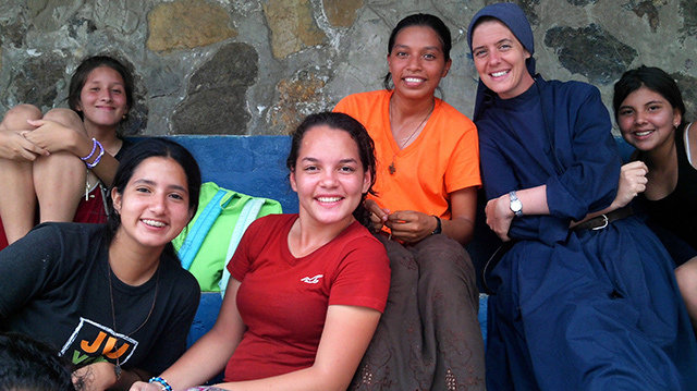 La hermana Clare, fallecida en el terremoto de Ecuador, con chicas que acuden a sus apostolados. 