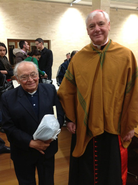 El sacerdote peruano Gustavo Gutiérrez junto al cardenal Gerhard Müller con un poncho peruano. 