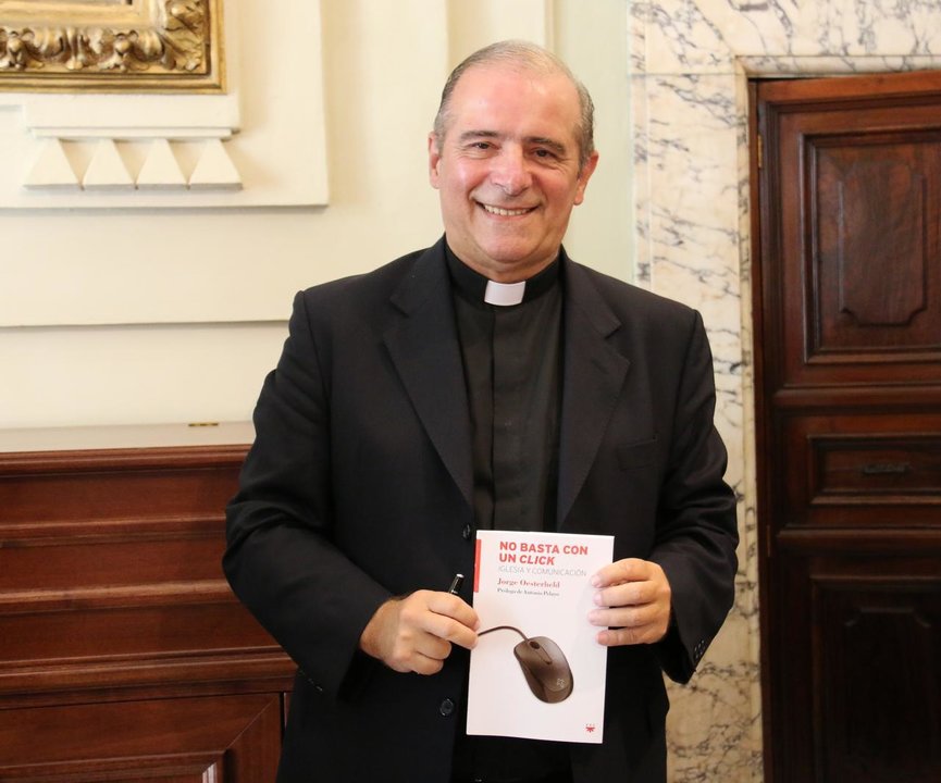 El sacerdote Jorge Oesterheld, portavoz de la Conferencia Episcopal Argentina desde 2002 hasta 2014. 