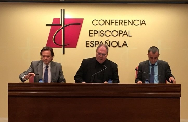 Jesús Lizcano, José María Gil Tamayo y Fernando Giménez Barriocanal ayer, en la firma del convenio. 