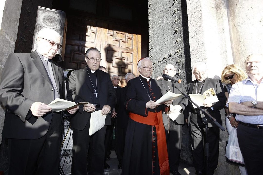 Obispos valencianos junto a Cañizares en el acto de desagravio de la Virgen. 