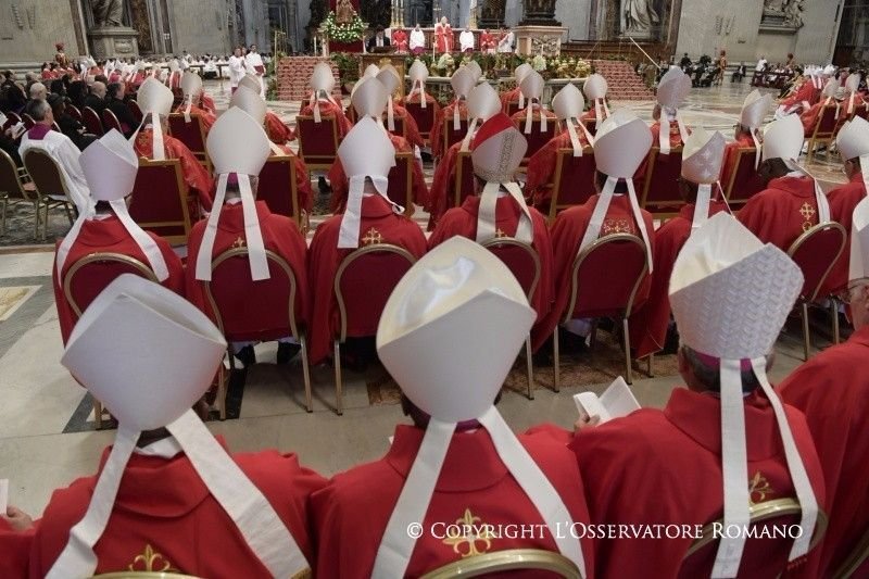 Los 25 arzobispos que recibieron el palio en la Basílica de San Pedro en Roma. 