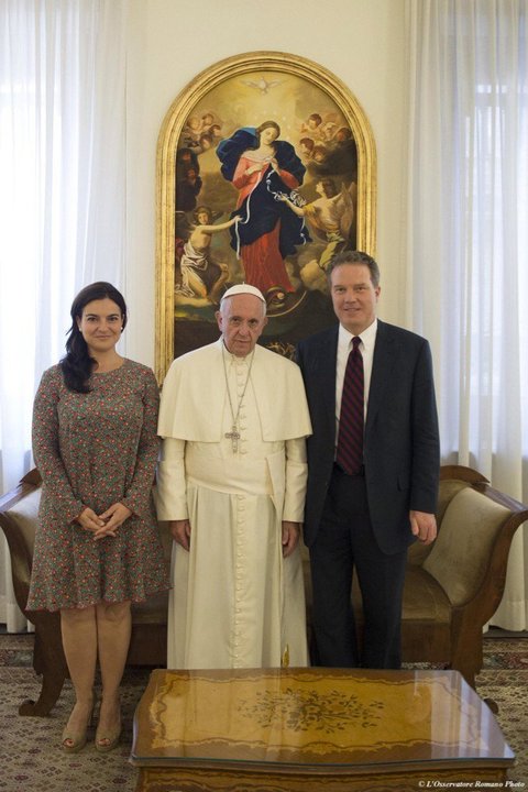 Paloma García Ovejero junto con el Papa y el periodista norteamericano Greg Burke. 