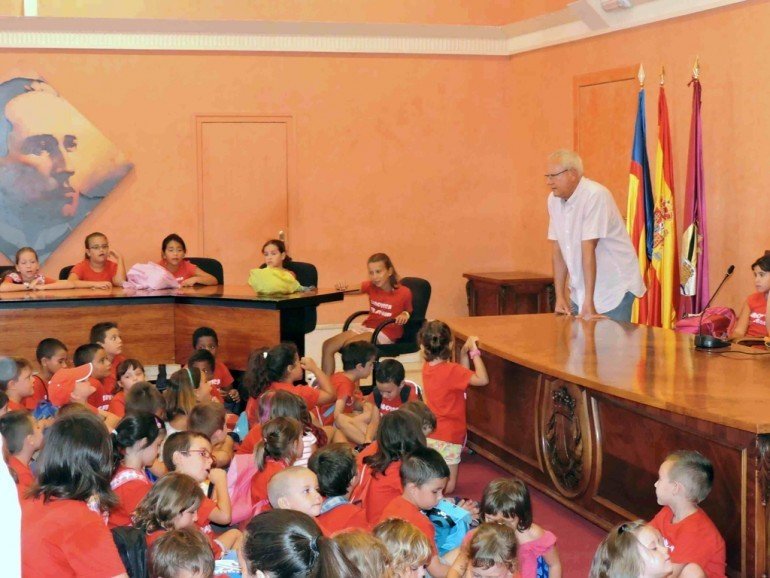Los niños que participan de las actividades de la Parroquia, en el Ayuntamiento de Dénia.