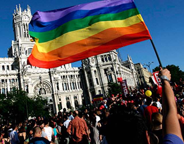 Bandera  del orgullo gay en el Ayuntamiento de Madrid. 