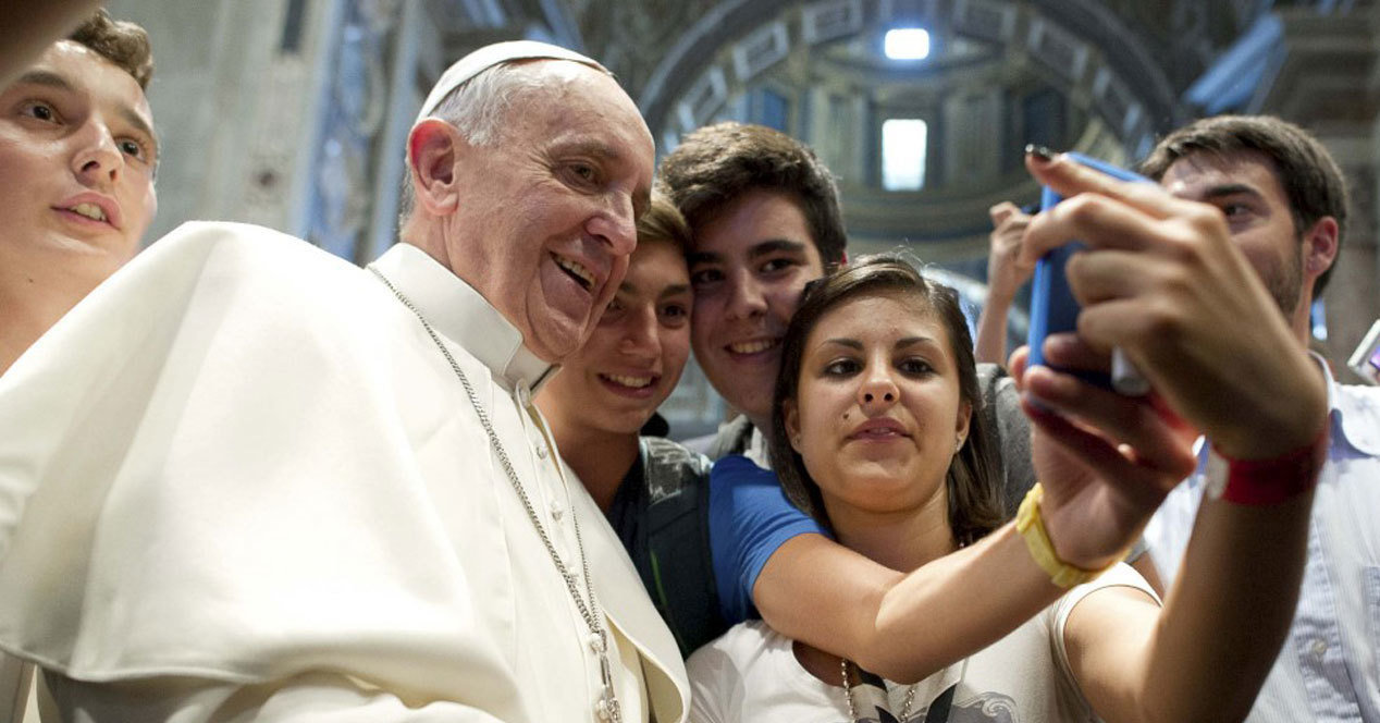 El papa con los jóvenes en un acto.