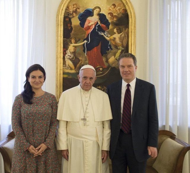 Paloma García Ovejero junto con el Papa y el periodista norteamericano Greg Burke.