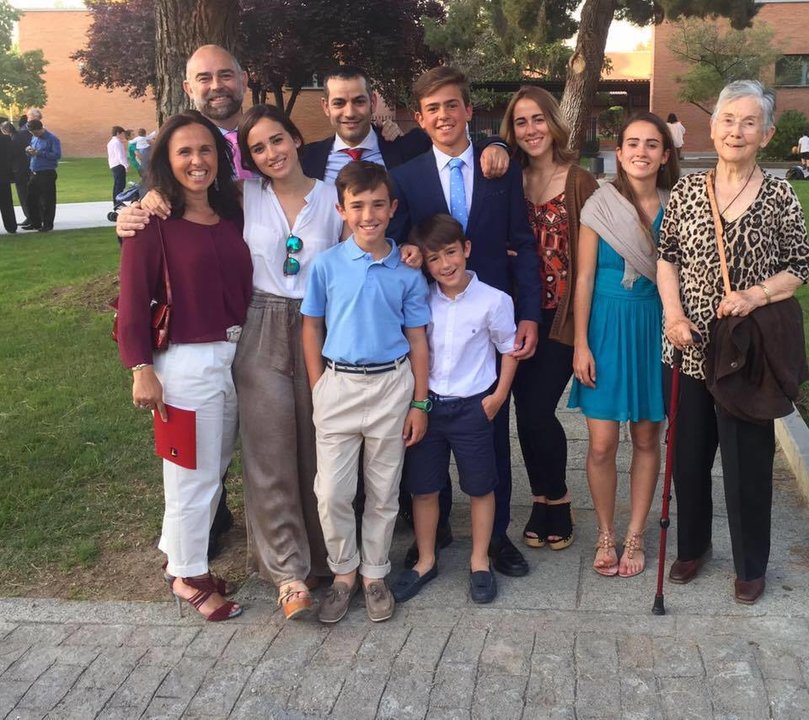 Rafael Lozano, junto a su mujer, sus hijos y su madre. 
