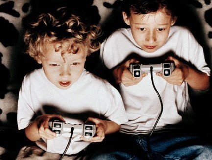 Niños jugando a videojuegos. 