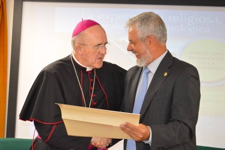 El decano del Colegio Profesional de la Educación, Roberto Salmerón, entregando el diploma a Carlos Osoro. 