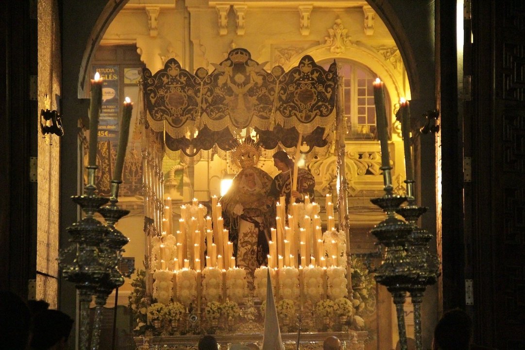 Imagen de la Virgen de los Dolores con su corona. 