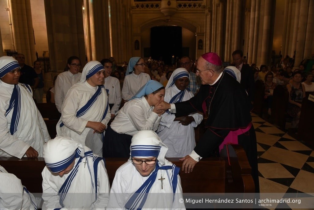 Carlos Osoro con las misioneras de la Caridad en la misa celebrada con motivo de la canonización de la madre Teresa. 