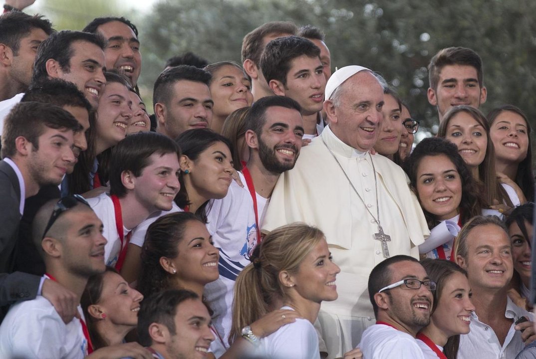 El Papa Francisco con un grupo de jóvenes. 