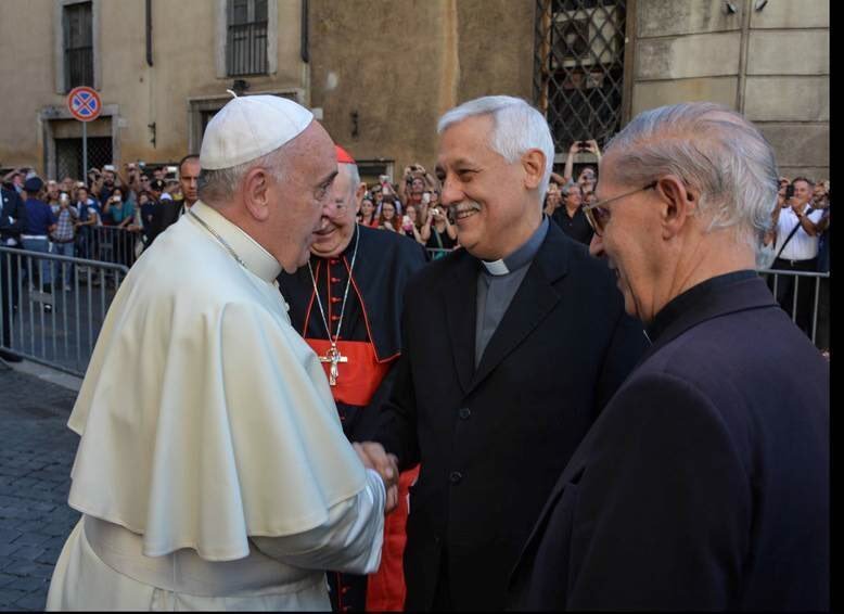 El Padre General de los jesuitas, el venezolano Arturo Sosa, SJ, saluda al Papa tras su nombramiento en 2016, en presencia de Adolfo Nicolás, anterior Superior.