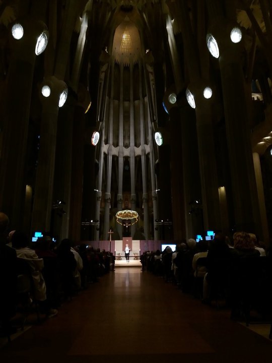 Imagen de la Sagrada Familia durante el pregón del Domund por Pilar Rahola. CatalunyaReligió. 