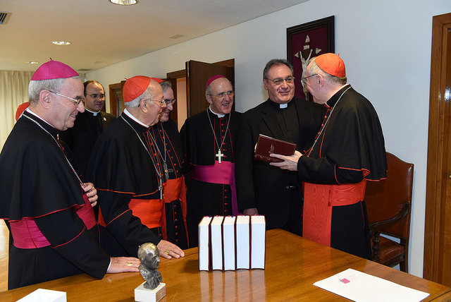 El cardenal Parolin recibe de manos del cardenal Blázquez una estatuilla de Pablo VI. 