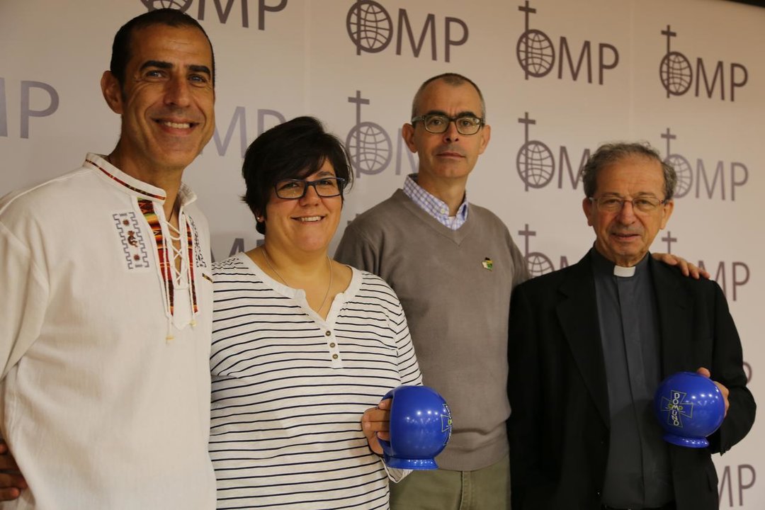 El matrimonio de misioneros laicos, junto al padre blanco José María Cantal y Anastasio Gil, director de Obras Misionales Pontificias. 