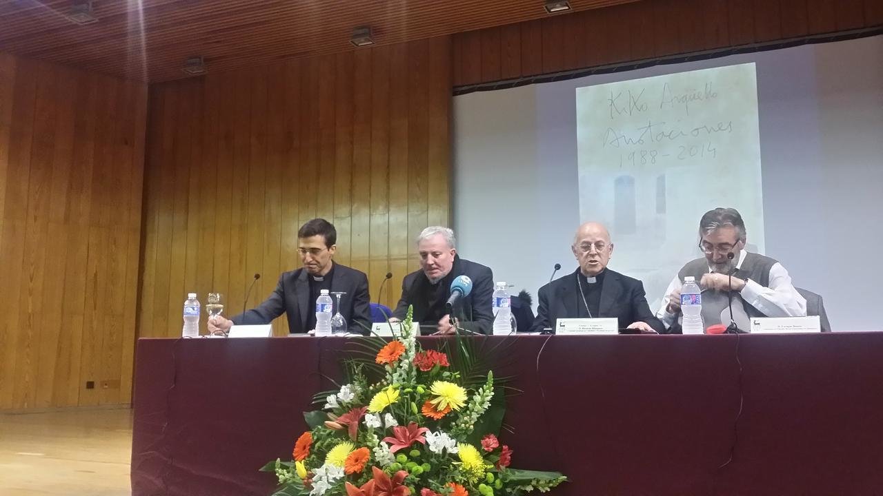 Kiko Arguello, junto al cardenal Ricardo Blázquez, ayer, durante la presentación del libro. 