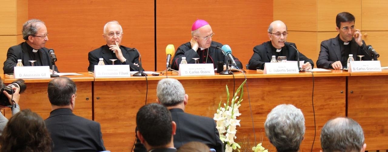 El cardenal Fernando Filoni, junto a Anastasio Gil, monseñor Carlos Osoro y Carlos Granados, director de la BAC. 