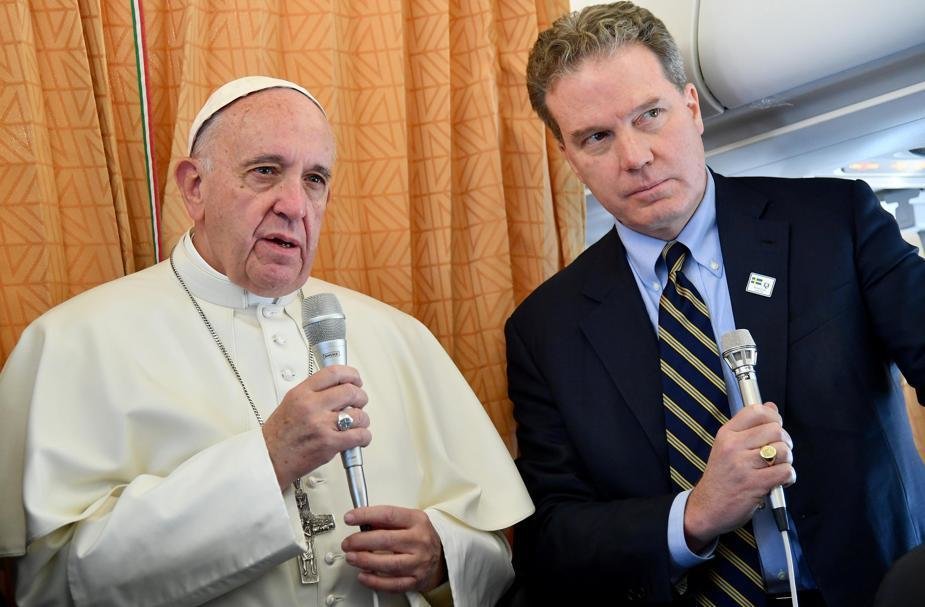 El Papa Francisco con el director de comunicación del Vaticano, Greg Burke, en el avión papal de regreso de Suecia. AFP. 