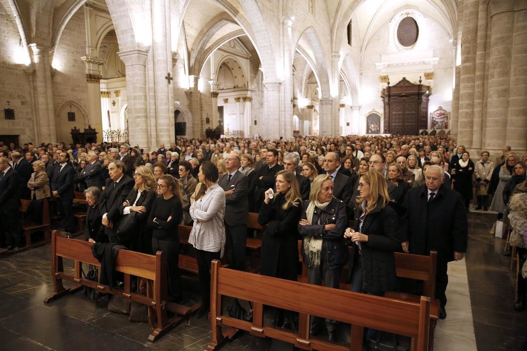 Familiares de Rita Barbería, el miércoles en la catedral de Valencia. Detrás Juan Cotino y Francisco Camps. 