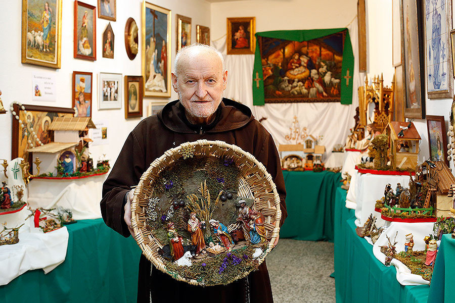 El fraile capuchino Conrado Estruch, en una de las exposiciones. Foto: Archivalencia. 