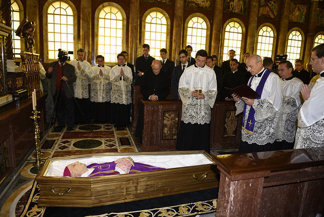 Monseñor Fernando Ocáriz, vicario auxiliar del Opus Dei, reza un responso ante los restos mortales de Javier Echevarría. 