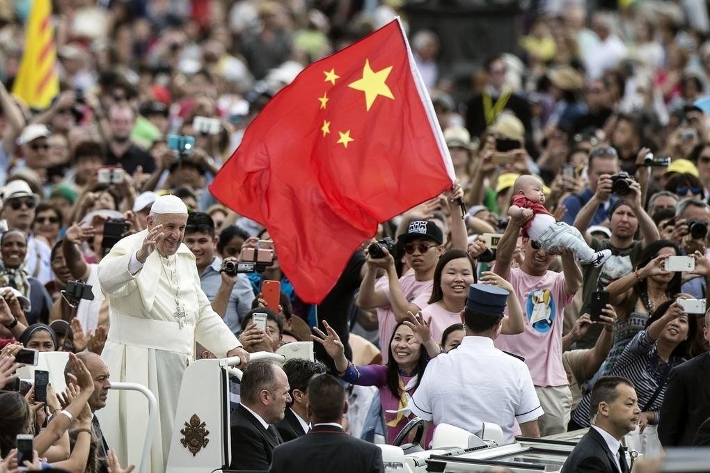 Un bandera de China en la Plaza de San Pedro del Vaticano.