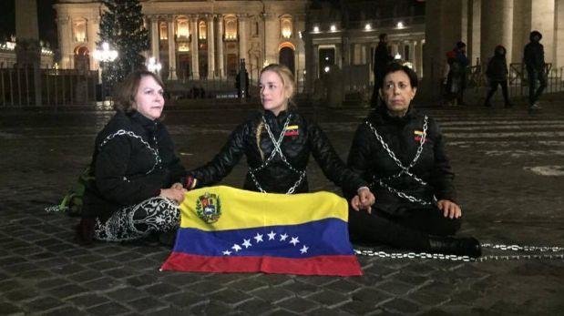Mujeres de presos políticos venezolanos se encadenaron en el Vaticano el pasado 4 de diciembre. 