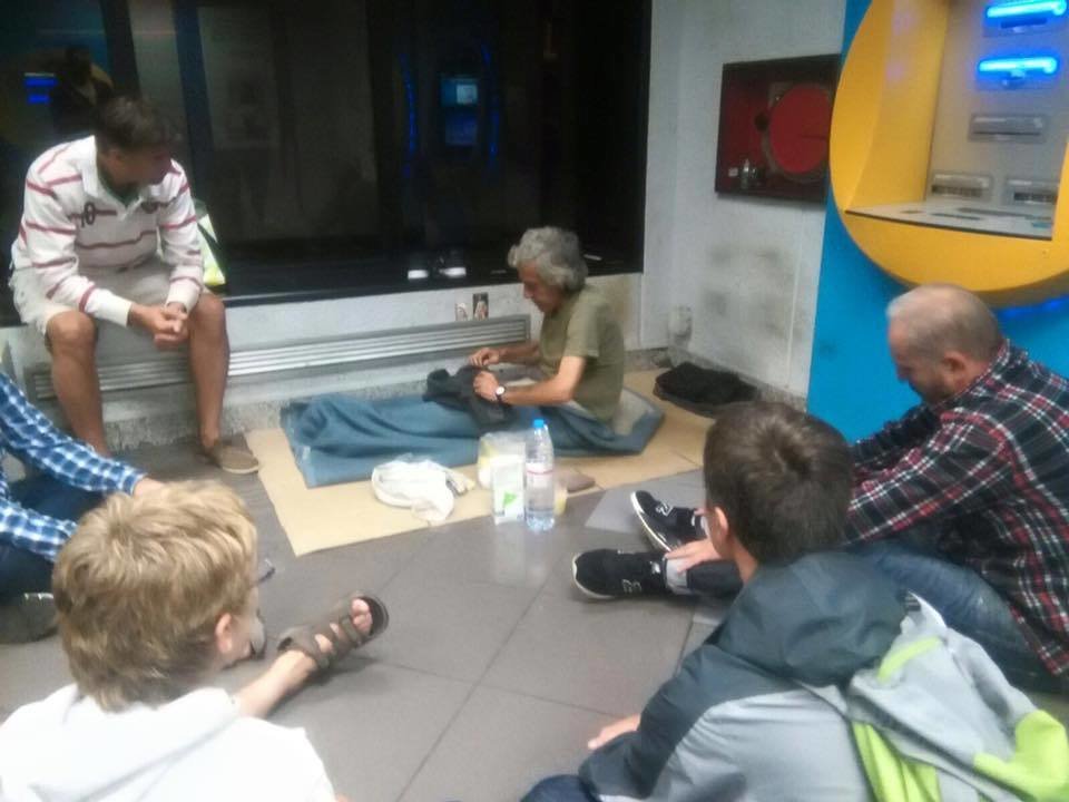 Jóvenes de San José repartiendo alimentos a los sin techo de Barcelona. 