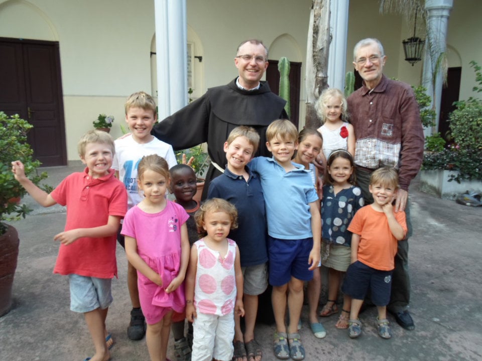 El misionero Simeón Stachera, con niños de Marruecos, ha presentado en España la Jornada de la Infancia Misionera. 