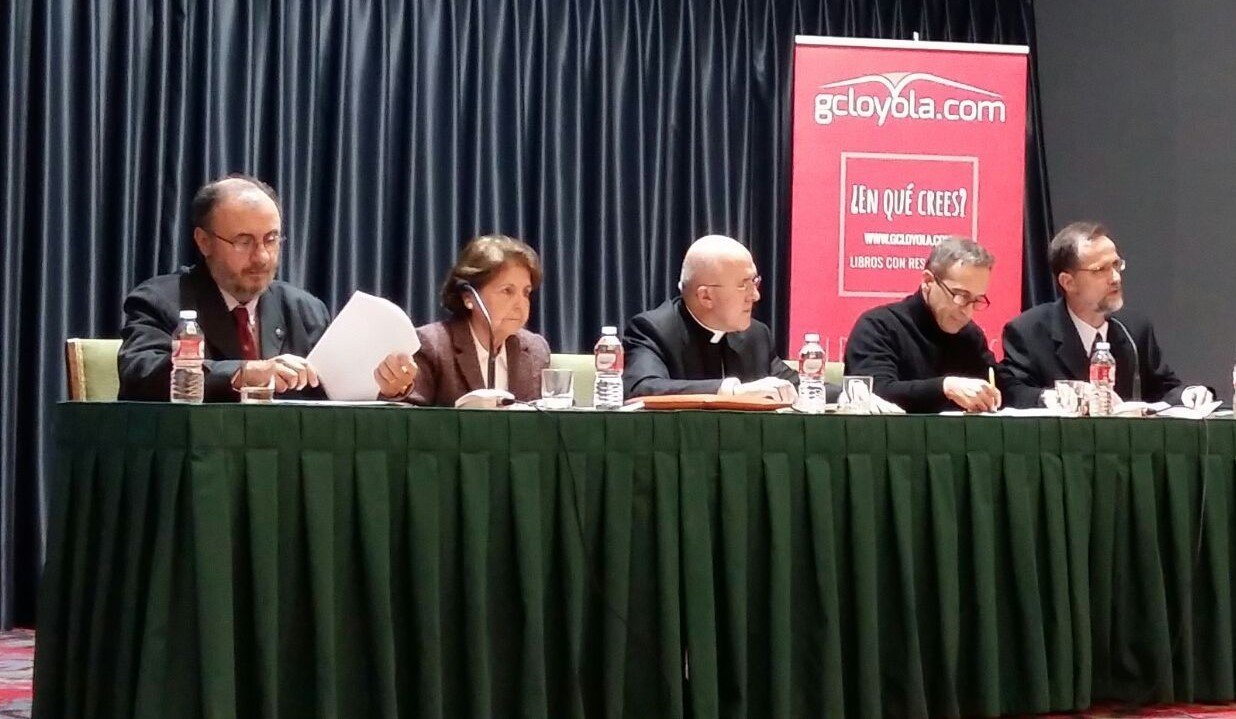 Pablo Guerrero, primero a la izquierda, y el cardenal Osoro, durante la presentación del libro. 