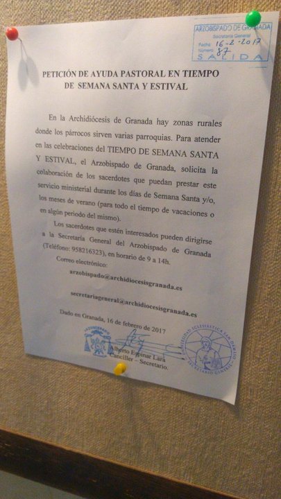 Cartel del arzobispado de Granada en la Universidad Eclesiástica San Dámaso. 