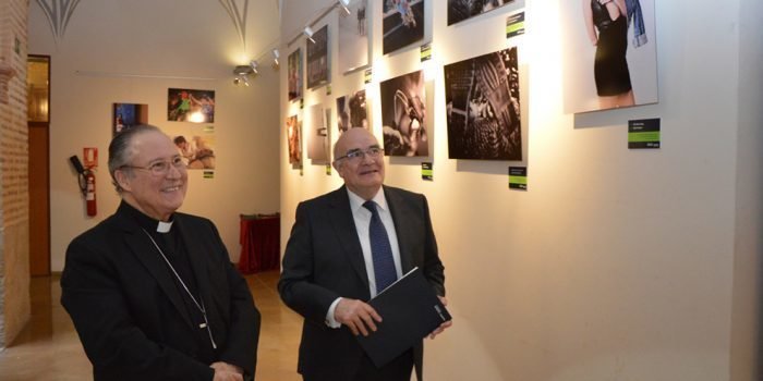 Monseñor Esteban Escudero y Javier Ojeda en la inauguración de la exposición “Las personas con discapacidad".  