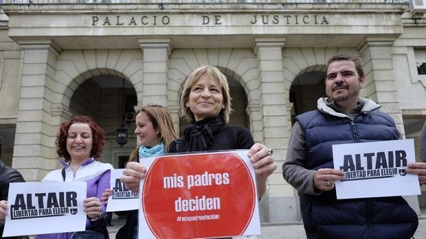 Protesta de los padres andaluces apoyando la educación diferenciada. 