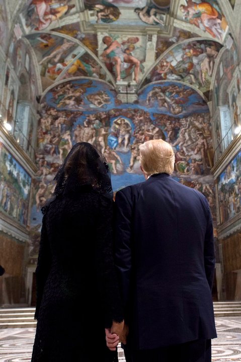 El matrimonio Trump frente al Jucio Final de Miguel Ángel. Foto L`Osservatore Romano. 