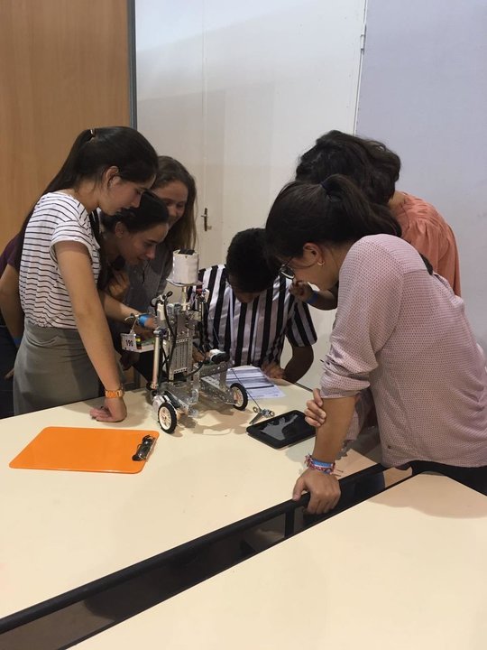 El grupo de alumnas homologando su robot en el concurso en Francia. 