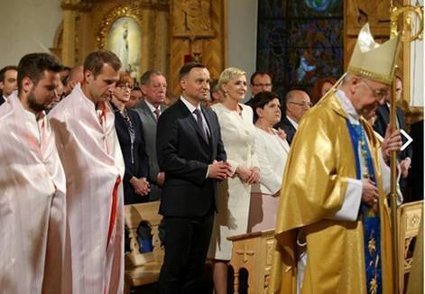 El presidente de Polonia, Andrzej Duda y la Primer Ministro, Beata Szydlo, en el acto de consagración. 