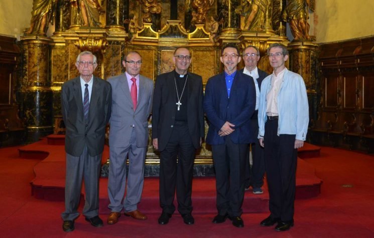 Monseñor Juan José Omella con miembros de la Fundación Asociación pro beatificación de Antoni Gaudí. 