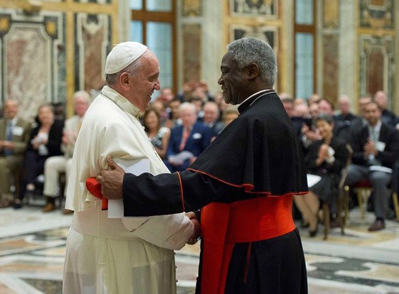 El Papa Francisco y el cardenal Turkson, prefecto del Dicasterio para el Servicio del Desarrollo Humano Integral de la Santa Sede. 