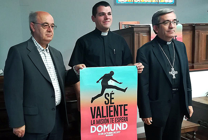 Luis Argüello, obispo auxiliar de Valladolid, (a la derecha), en la presentación del Domund 2017. 