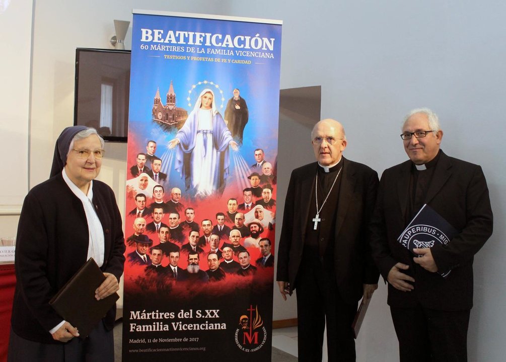 La Hija de la Caridad Ángeles Infante, el cardenal Carlos Osoro y el padre Jesús María González. 