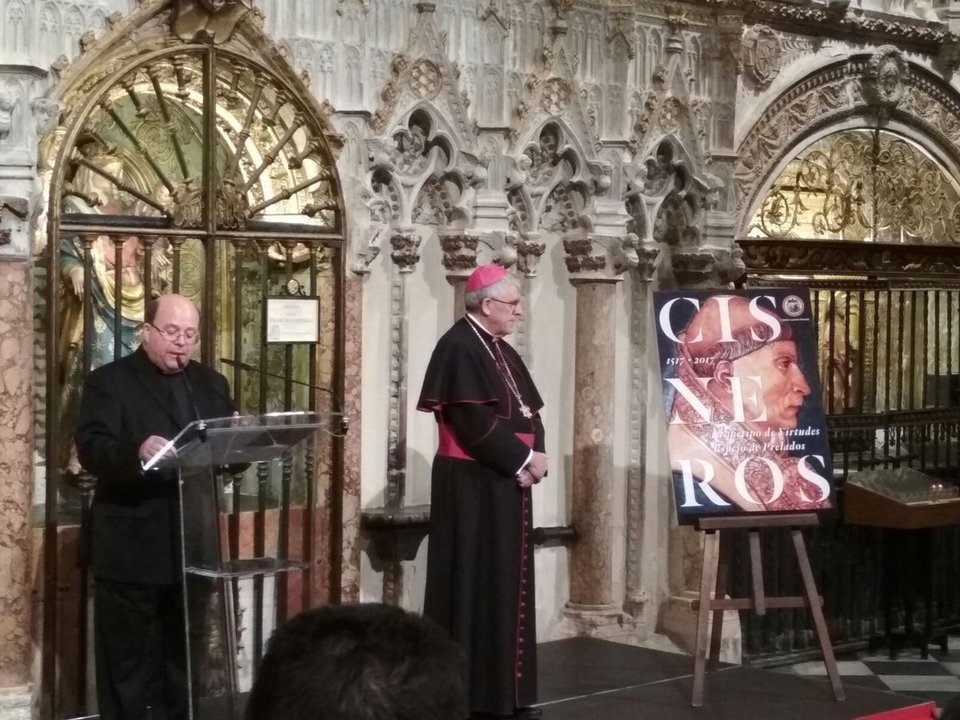 El arzobispo de Toledo, monseñor Braulio Rodríguez junto al comisario de la exposición Juan Pedro Sánchez Gamero. 