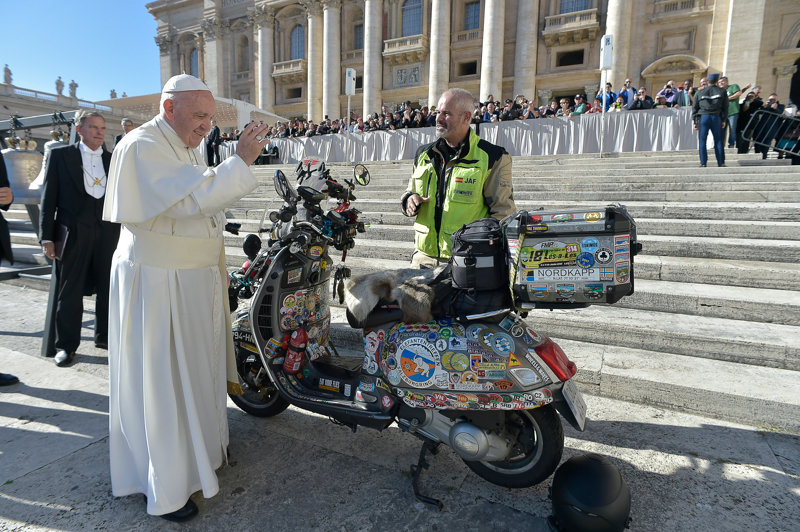 El Papa bendice la moto del aventurero José Antonio Fernández. 