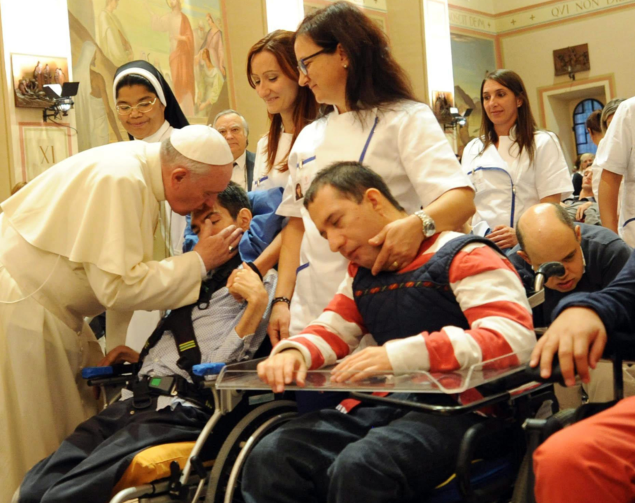 El Papa Francisco con un grupo de discapacitados. 