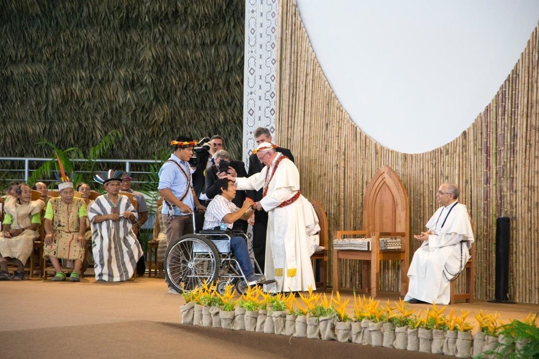 Indígenas peruanos durante la visita del Papa
