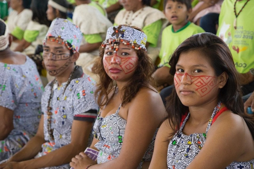 Indígenas peruanos durante la visita del Papa