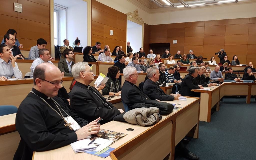 Obispos y delegados de medios en Roma. 