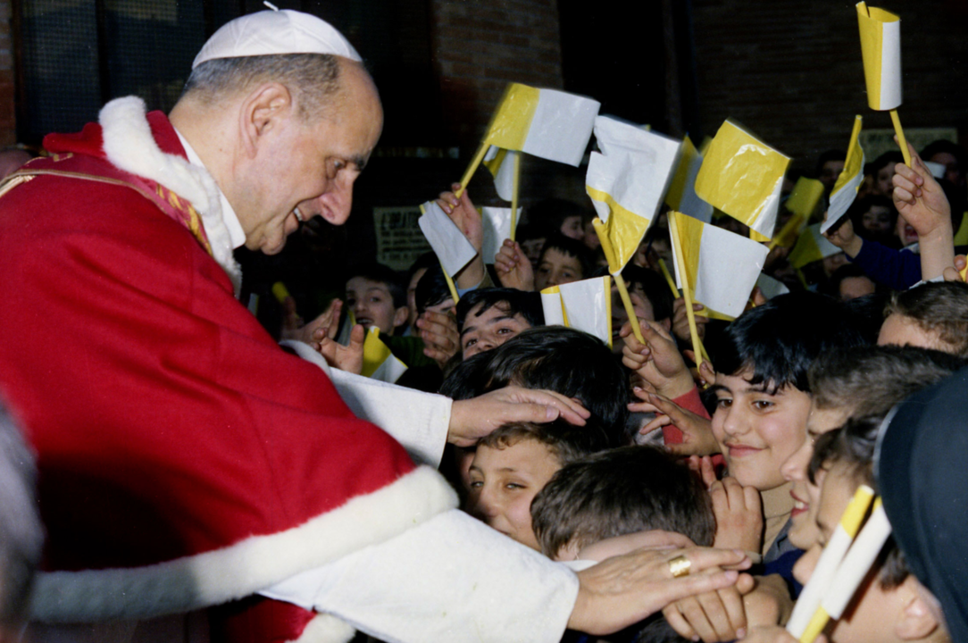  Pablo VI bendice a niños. 