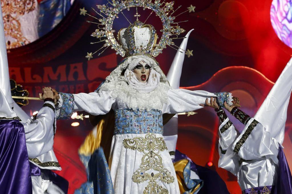 Drag Queen vestida de Virgen en el carnaval de Las Palmas. 